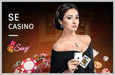 Bàn chơi Poker với các quân bài và chip